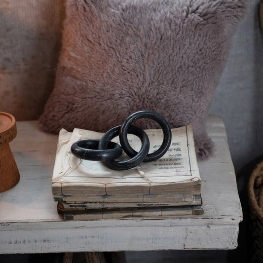 Black Marble Circle Chain Decor